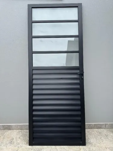 Porta de alumínio preta com vidro linha suprema, tamanho 80 cm