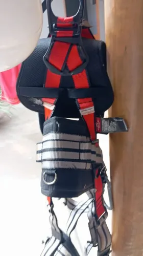 Cinto paraquedista com capacete e dois mosquetão