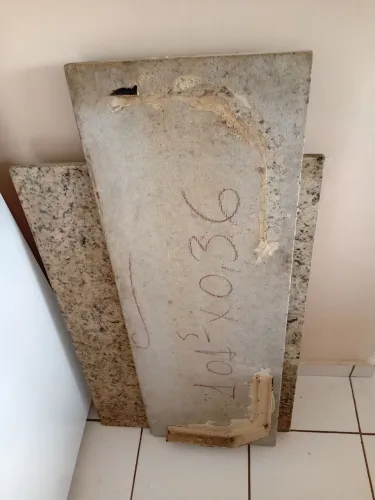 Tenho duas pedras de mármore uma e 1metro por 36 a outra e 84por 56valor 180 as duas