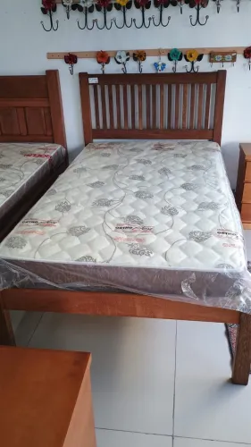 Cama de madeira maciça com colchão (Nunca usados)