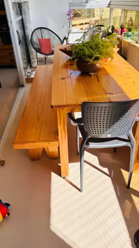 Mesa em madeira com bancos 
