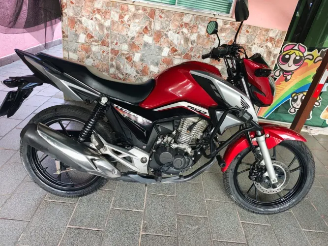 Vendo esta moto Honda.
