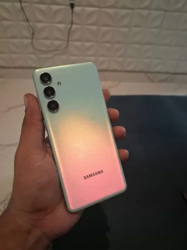 Vendo esse celular M55 original 256 gigante
