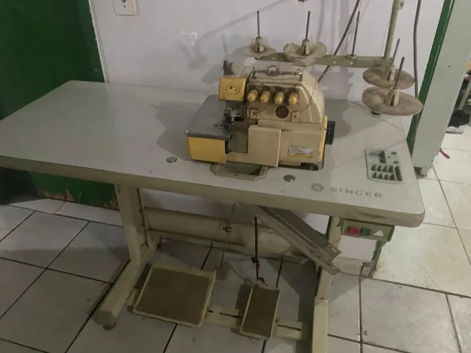 Máquina de costura overloque