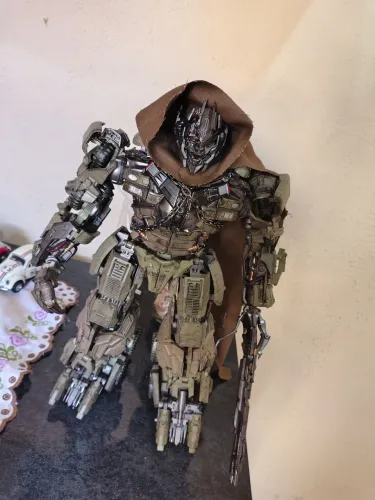 DP01V+ MEGATRON DOTM OVERSIZED 35CM LER DESCRIÇÃO