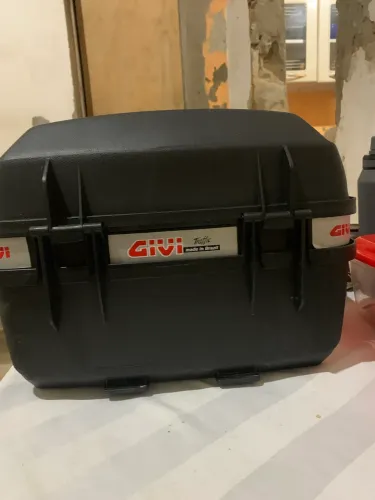 Baú givi 27L com bagageiro pra 160
