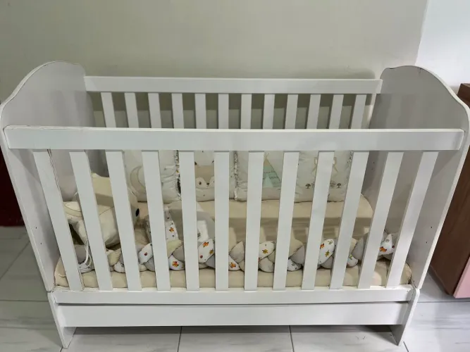 Berço branco com kit berço completo