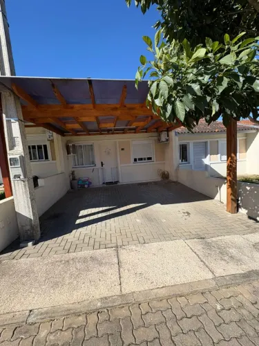 Vendo casa em condomínio fechado Bairro Chácara das Rosas 