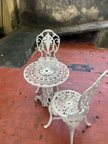 Mesa com cadeiras em alumínio