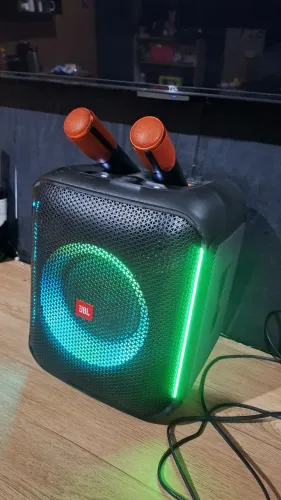 Caixa JBL com microfone
