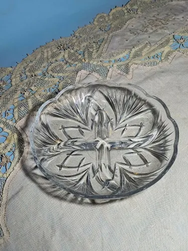Petisqueira em vidro com relevo e 4 divisórias antigo antiquario decoração vintage cozinha