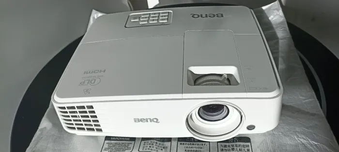 Projetor benq (profissional) (com somente 32 horas de uso).