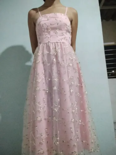 Vestido de festa rendado de flores