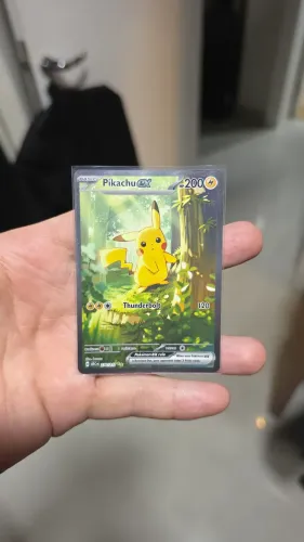 Cartas Pokémon: Mega Emboar Ex 273/217 em inglês e Pikachu Ex 276/217 em inglês