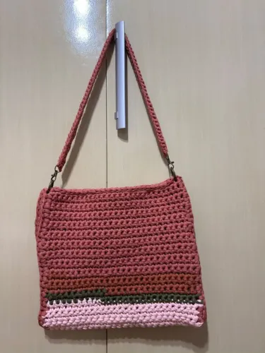 Bolsa de crochê em fio de malha