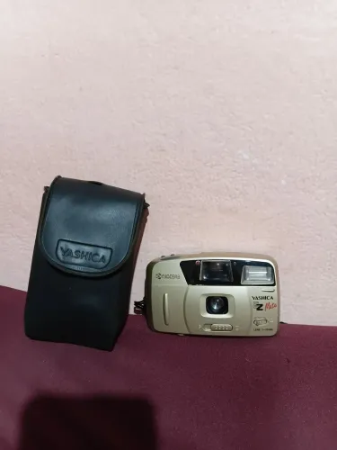 Máquina fotográfica antiga do ano de 1999 automática estado ótimo