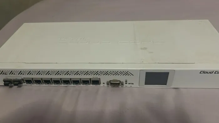 Este produto é um roteador Mikrotik Cloud Core Router CCR1009-7G-1C-1S+. 