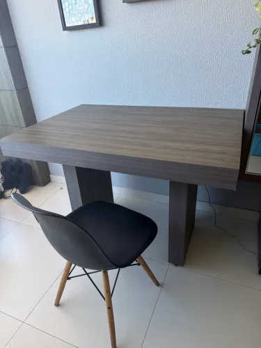 Mesa 4 lugares com uma cadeira