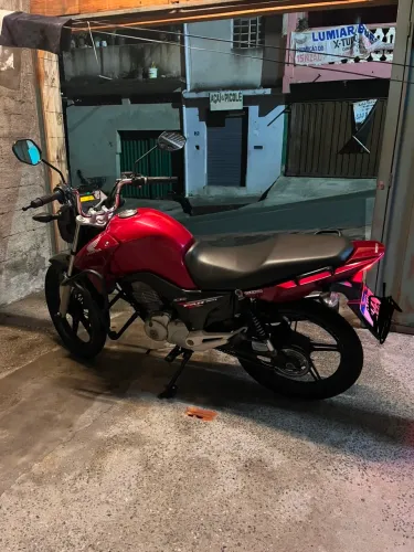 Vendo CG 150cc ESDI ano 2014 2 pneus novos, relação nova moto conservada só pegar e andar.