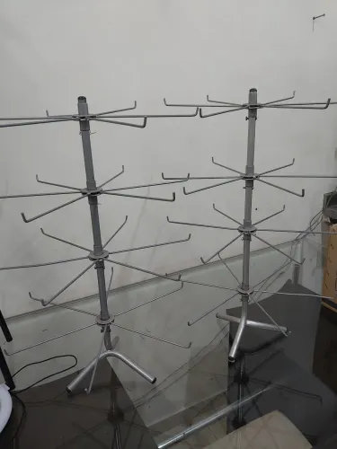 1 Expositor de balcão ganchos ideal para chaveiros ou brincos
