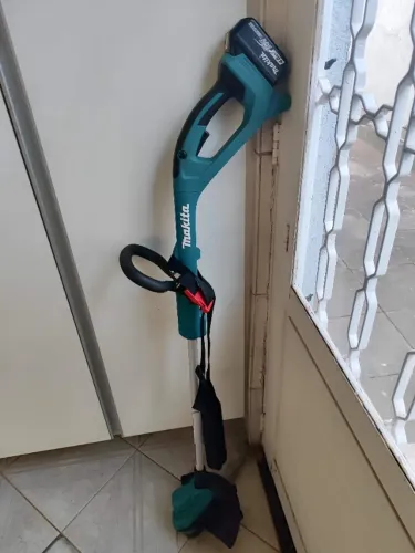 Aparador MAKITA DUR193 18V com Bateria original de 4.0 Ah