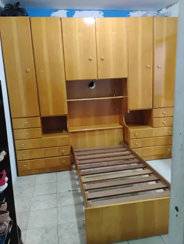 Guarda roupa de madeira bem grande.