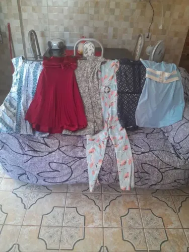 6 roupas sendo 2 macacões, 3 vestidos e um vestido de festa tamanho P