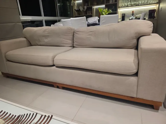 VENDE-SE SOFÁ 4 LUGARES 2,45m comprimento. R$ 1.150,00.
