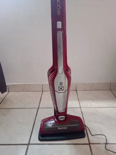 VASSOURA ELÉTRICA 2 EM 1 ELECTROLUX *COM DEFEITO *