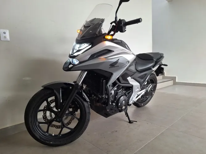 NC750X Câmbio DCT automática  ano 2025 .VALOR R$ 52.800.  Kms 8.480 (TROCO p/MOTO 300c)