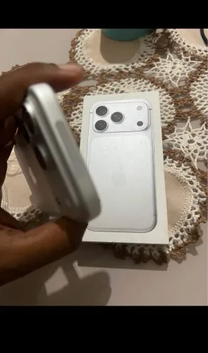 iPhone 17 pro trincado de 256 gigas troco por 16/17 pro Max mais volta ou do volta