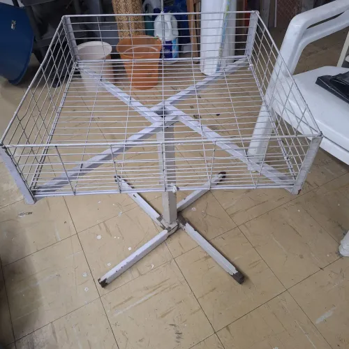 Cesto expositor com placa de preço retirar no bras