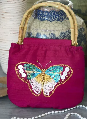 Bolsa de seda bordada à mão com alça artesanal de bambu, um charme. Peça única.