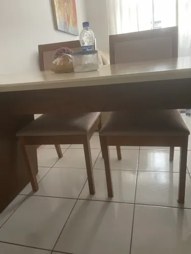 Mesa de madeira 6 lugares com cadeira estofada