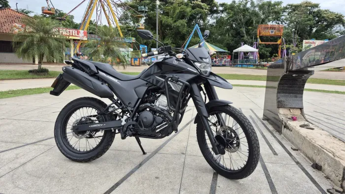 Lander 250 preta 