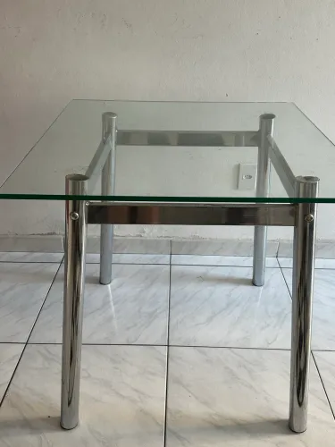 Mesa com tampo de vidro