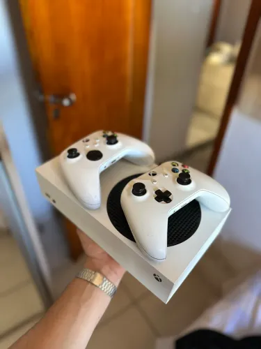 Xbox series S + FIFA 26 + 2 controles