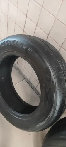 Pneu pouco mais de meia vida.