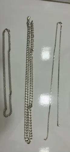 3 cordões de prata tamanhos e espessuras variados.