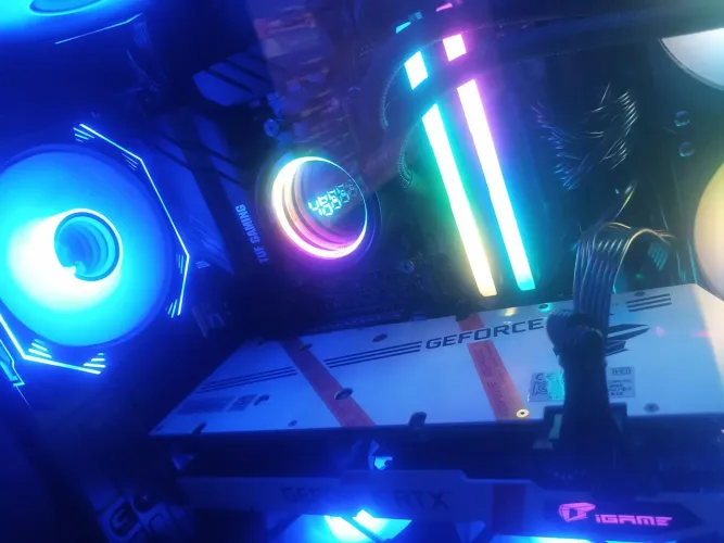 PC gamer com periféricos.