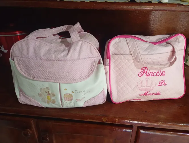 Duas malas de bebê já com roupinhas bem conservada estado de novo 