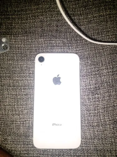 Iphone xr 500 reais único defeito a câmera da frente tá travada de resto tudo ok