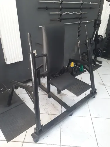 Máquina de academia SUPINO VERTICAL SENTADO. 