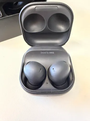 Samsung Galaxy Buds2 Pro na cor grafite, apresentando um design intra-auricular.