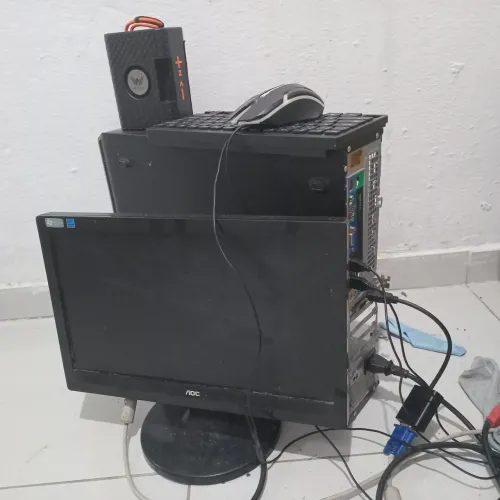 Vendo computador de mesa de escritório