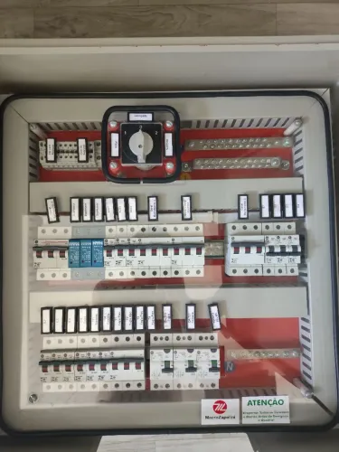 Quadro de distribuição elétrica médio Completo