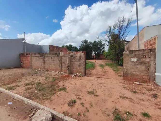 Terreno com casa e garagem à venda