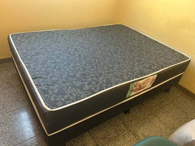 CAMA BOX POSSUI AVARIAS