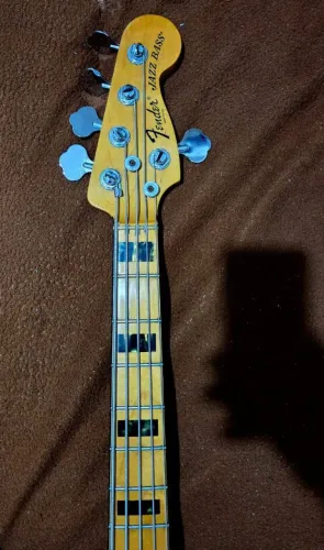 Contra baixo Fender American Deluxe 