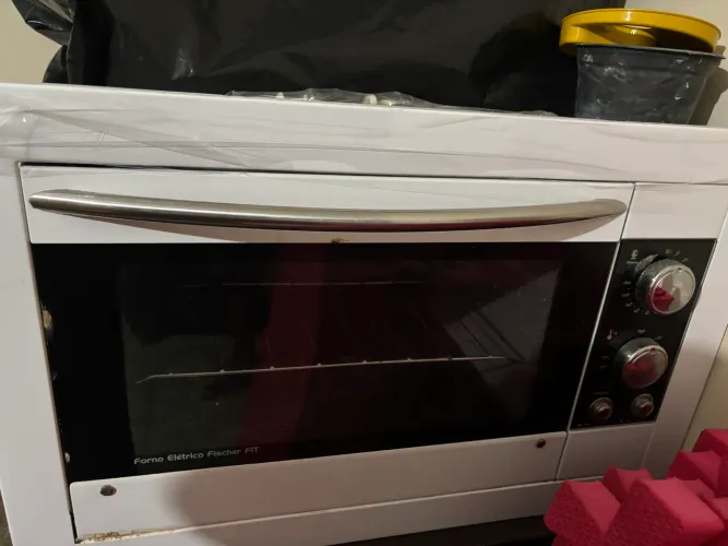 Este é um Forno Elétrico de Embutir Fischer Fit Line branco, com capacidade de 44 litros.